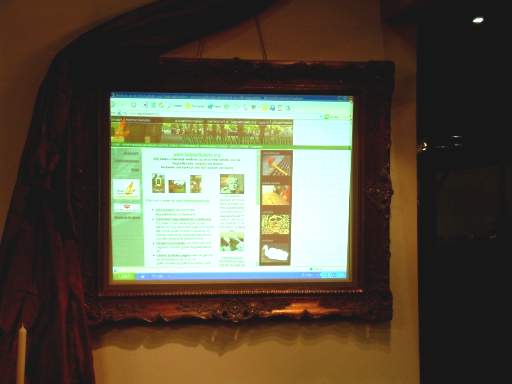 Schilderij als scherm voor presentatie van de 4 websites van Uitvaart Internet Diensten