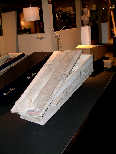 Ruw houten kist op stand van Unigra