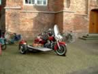 Harley Davidson met zijspan waarop lijkkist kan staan (55kb)